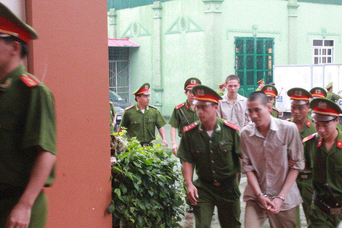 Các bị cáo được đưa vào phòng xử án Các bị cáo được đưa vào phòng xử án