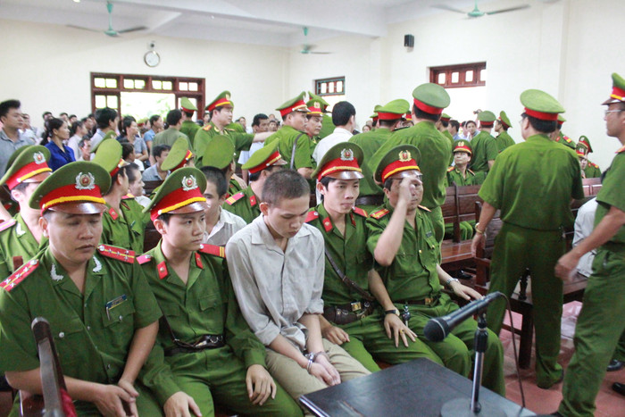 Các bị cáo tại phiên tòa được lực lượng Công an áp tải Các bị cáo tại phiên tòa được lực lượng Công an áp tải