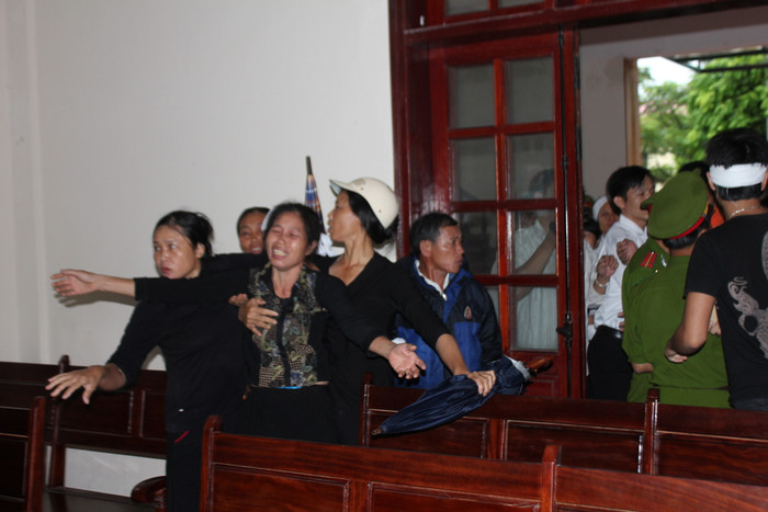 Người nhà nạn nhân Tuấn Anh không kìm nén được cảm xúc. Người nhà nạn nhân Tuấn Anh không kìm nén được cảm xúc.