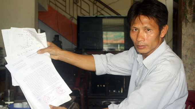 Trưởng thôn La Tuấn Khương trình bày về việc dân làng làm đơn nhận tội đánh chết hai nghi can trộm chó - Ảnh: LÂM HOÀI Trưởng thôn La Tuấn Khương trình bày về việc dân làng làm đơn nhận tội đánh chết hai nghi can trộm chó - Ảnh: LÂM HOÀI