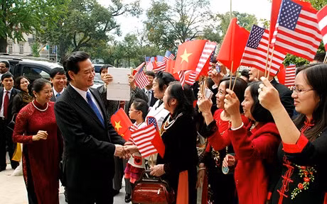 Cán bộ, nhân viên Đại sứ quán và cộng đồng người Việt tại Hoa Kỳ đón Thủ tướng Nguyễn Tấn Dũng và Phu nhân, cùng Đoàn cấp cao Việt Nam. Ảnh: VGP/Nhật Bắc