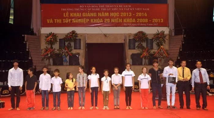 Trao thưởng cho các học sinh có thành tích xuất sắc
