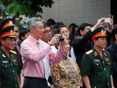 “Tay máy” Lý Hiển Long trong cuộc gặp mặt với nhân dân Hà Nội tại Vườn hoa Lý Thái Tổ ngày 12/9. Ảnh: XB. “Tay máy” Lý Hiển Long trong cuộc gặp mặt với nhân dân Hà Nội tại Vườn hoa Lý Thái Tổ ngày 12/9. Ảnh: XB.