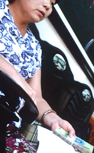 Bà P. với cọc tiền 10 triệu đồng của người được “chạy” biên chế vào Sở Y tế tỉnh Nghệ An thành công