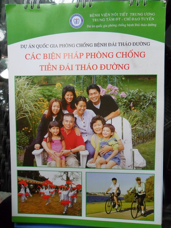 Tài liệu truyền thông về bệnh đái tháo đường được TT ĐT&CĐT sử dụng hình ảnh người Trung Quốc để in lên tranh tuyên truyền cho nhân dân.