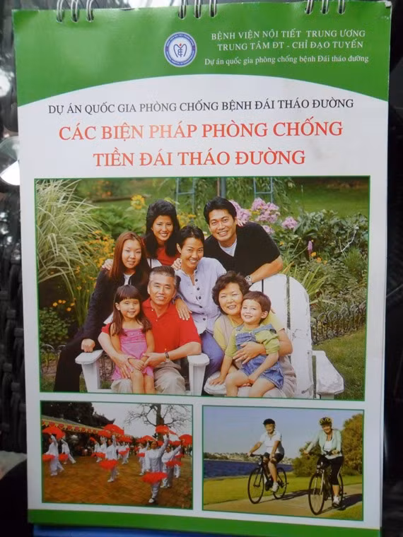 Tài liệu truyền thông về bệnh đái tháo đường được TT ĐT&CĐT sử dụng hình ảnh người Trung Quốc để in lên tranh tuyên truyền cho nhân dân.