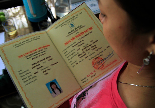 Cô thạc sĩ tâm sự quá chán nản với những cầm hồ sơ đi xin việc. Ảnh: Nguyễn Đông Cô thạc sĩ tâm sự quá chán nản với những cầm hồ sơ đi xin việc. Ảnh: Nguyễn Đông