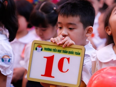 Phụ huynh và học sinh vẫn phải đối mặt với nhiều vấn đề cũ của năm học mới. ẢNH: NGỌC CHÂU. Phụ huynh và học sinh vẫn phải đối mặt với nhiều vấn đề cũ của năm học mới. ẢNH: NGỌC CHÂU.