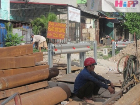 Làm việc, tập kết hàng hóa ngay trên đường tàu hỏa đi qua Làm việc, tập kết hàng hóa ngay trên đường tàu hỏa đi qua