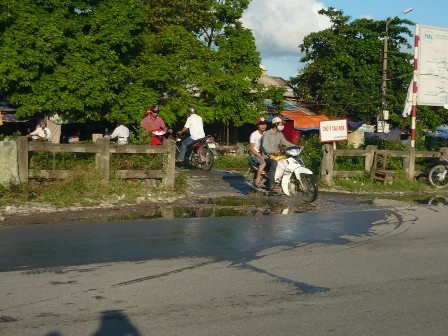 Những đường ngang giao cắt đường sắt luôn đông đúc người và phương tiện qua lại Những đường ngang giao cắt đường sắt luôn đông đúc người và phương tiện qua lại