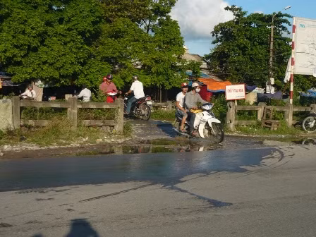 Những đường ngang giao cắt đường sắt luôn đông đúc người và phương tiện qua lại