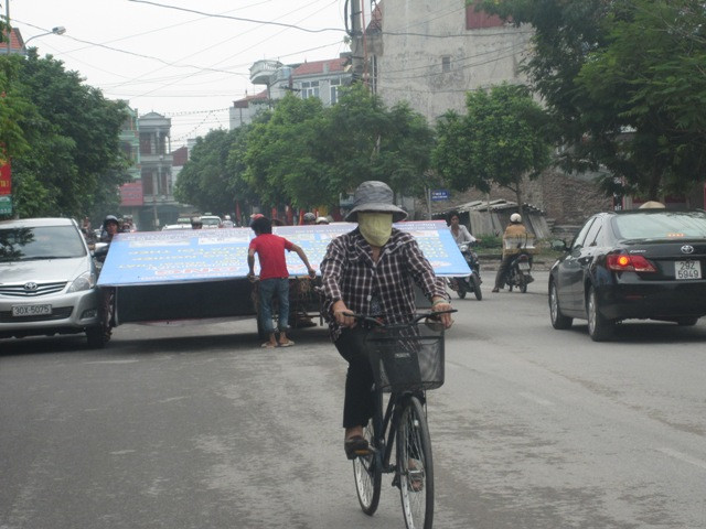 Chở hàng cồng kềnh chật kín đường đi Chở hàng cồng kềnh chật kín đường đi