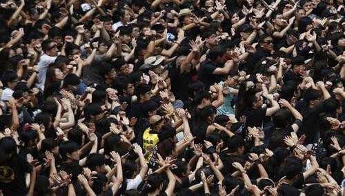 Người biểu tình giơ tay phản đối chương trình giáo dục kiểu "tẩy não"