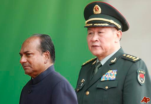 Bộ trưởng Quốc phòng Trung Quốc Lương Quang Liệt với người đồng cấp Ấn Độ A.K.Antony