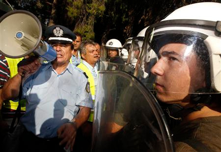 Cảnh sát biểu tình bên hàng rào cảnh sát chống bạo động Cảnh sát biểu tình bên hàng rào cảnh sát chống bạo động