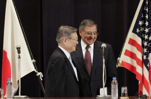 Bộ trưởng Quốc phòng Mỹ Leon Panetta và Bộ trưởng Quốc phòng Nhật Bản Satoshi Morimoto trong buổi họp báo chung tại Tokyo Bộ trưởng Quốc phòng Mỹ Leon Panetta và Bộ trưởng Quốc phòng Nhật Bản Satoshi Morimoto trong buổi họp báo chung tại Tokyo