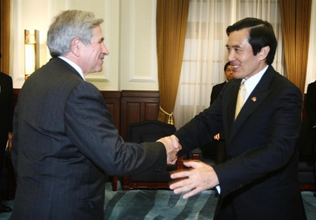 Mã Anh Cửu tiếp Trưởng đại diện Mỹ tại Đài Loan Paul D. Wolfowitz năm 2011. Lần nào gặp mặt, giới chức Đài Loan cũng yêu cầu Mỹ bán cho họ chiến đấu cơ F16 - C/D