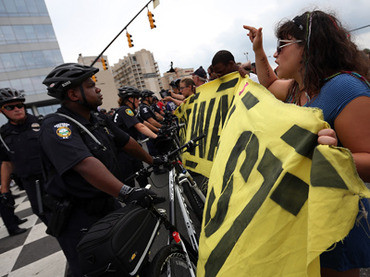 Người biểu tình đối mặt với cảnh sát chống bạo động Người biểu tình đối mặt với cảnh sát chống bạo động