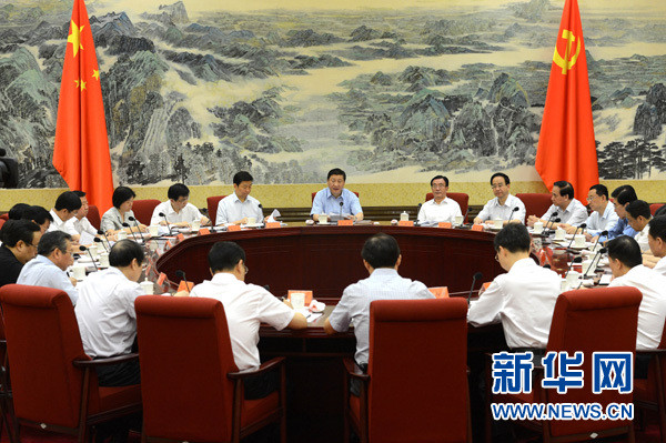 Ông Tập Cận Bình điều hành (áo xanh, giữa) và ông Hạ Quốc Cường (bên phải ông Bình) dự họp công tác cán bộ hôm 25/8