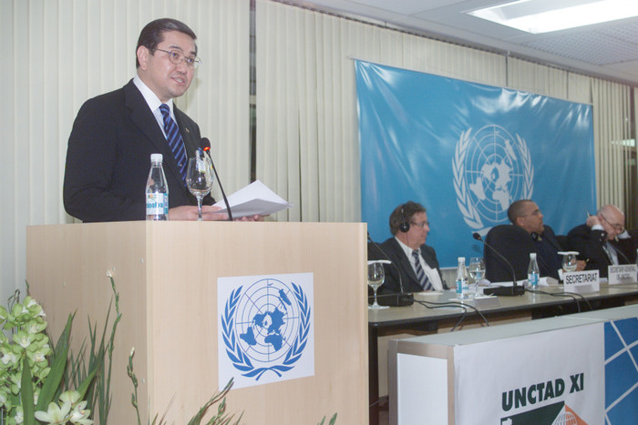 Ông Surakiart Sathirathai phát biểu trong hội nghị UNCTAD XI