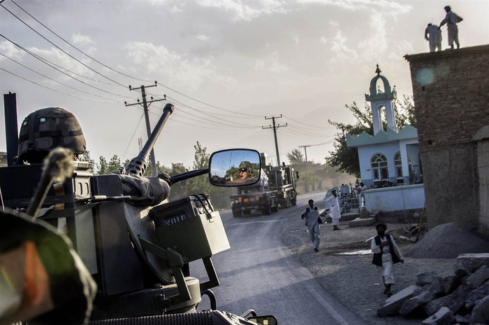Một đoàn xe quân sự Pháp chạy qua các địa phương gần Kabul, Afghanistan vào ngày 21/9. Pháp là quốc gia đóng góp lớn thứ năm của Lực lượng hỗ trợ an ninh quốc tế của NATO tại Afghanistan, dự kiến sẽ rút 130.000 quân vào cuối năm 2014. Một đoàn xe quân sự Pháp chạy qua các địa phương gần Kabul, Afghanistan vào ngày 21/9. Pháp là quốc gia đóng góp lớn thứ năm của Lực lượng hỗ trợ an ninh quốc tế của NATO tại Afghanistan, dự kiến sẽ rút 130.000 quân vào cuối năm 2014.
