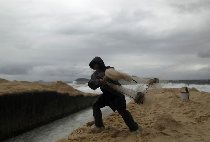Một ngư dân quăng lưới tại bãi biển Ipanema ở Rio de Janeiro, Brazil, ngày 26 tháng 9. Một ngư dân quăng lưới tại bãi biển Ipanema ở Rio de Janeiro, Brazil, ngày 26 tháng 9.