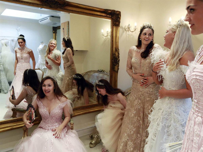 Từ trái qua phải Debutantes, Maria Austin, Amelia Simmons, Sophie Bonello, Zoe Rawson, và Georgina Riddle thử một chiếc váy phù hợp để dự buổi khiêu vũ Nữ hoàng Charlotte ở London, ngày 25 tháng 7, hình ảnh MSNBC nhận được ngày 26/9 Từ trái qua phải Debutantes, Maria Austin, Amelia Simmons, Sophie Bonello, Zoe Rawson, và Georgina Riddle thử một chiếc váy phù hợp để dự buổi khiêu vũ Nữ hoàng Charlotte ở London, ngày 25 tháng 7, hình ảnh MSNBC nhận được ngày 26/9