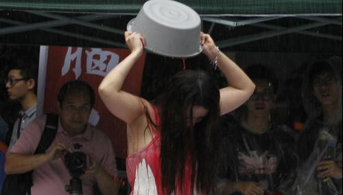 Một nữ sinh tự đổ thùng sơn đỏ lên người