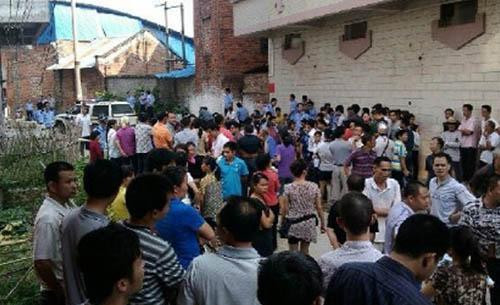 Người dân địa phương bàng hoàng trước hung tin con em họ bị kẻ tâm thần chém giết Người dân địa phương bàng hoàng trước hung tin con em họ bị kẻ tâm thần chém giết