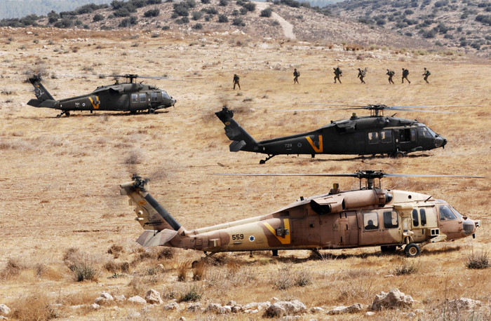 Trực thăng Black Hawk của Israel đổ quân xuống Cao nguyên Golan Trực thăng Black Hawk của Israel đổ quân xuống Cao nguyên Golan