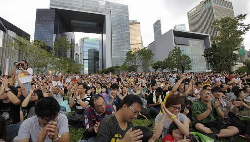 Phụ huynh, giáo viên và học sinh vỗ tay trong cuộc biểu tình phản đối chương trình giáo dục đạo đức và giáo dục quốc dân của Trung Quốc