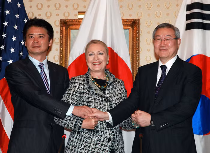 Ngoại trưởng ba nước Mỹ, Nhật Bản, Hàn Quốc bắt tay nhau bên lề hội nghị Đại hội đồng Liên Hợp Quốc