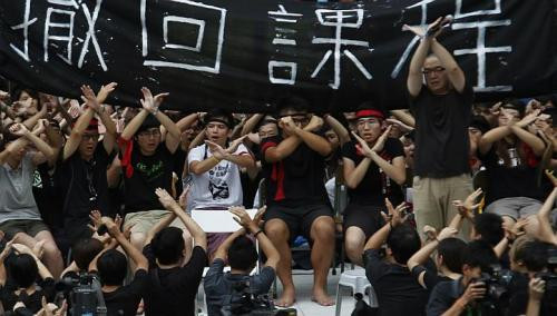 Các học sinh đã tuyệt thực từ đêm thứ Bảy, họ kiên quyết không chấp nhận kiểu giáo dục "nhồi sọ"