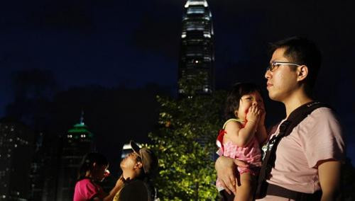 Phụ huynh đứng đợi con biểu tình