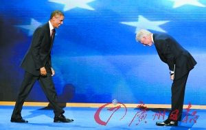 Cựu Tổng thống Clinton khom người chào ông Obama khi bước lên khán đài chuẩn bị phát biểu Cựu Tổng thống Clinton khom người chào ông Obama khi bước lên khán đài chuẩn bị phát biểu