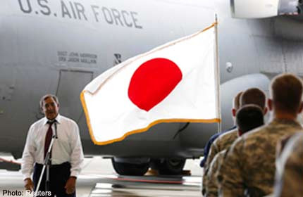 Leon Panetta gặp gỡ lính Mỹ tại một căn cứ ở Nhật Bản Leon Panetta gặp gỡ lính Mỹ tại một căn cứ ở Nhật Bản