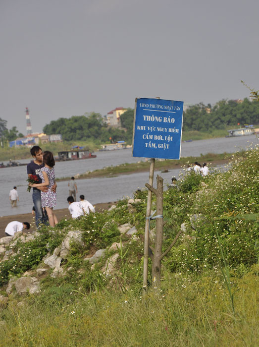 Phong phú trong cách sáng tạo biển báo cấm bơi lội, tắm, giặt. Phong phú trong cách sáng tạo biển báo cấm bơi lội, tắm, giặt.