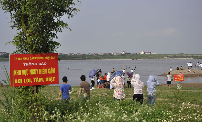 Biển báo được gắn trên cây ngay trước bãi để xe ai cũng có thể nhìn thấy được. Biển báo được gắn trên cây ngay trước bãi để xe ai cũng có thể nhìn thấy được.