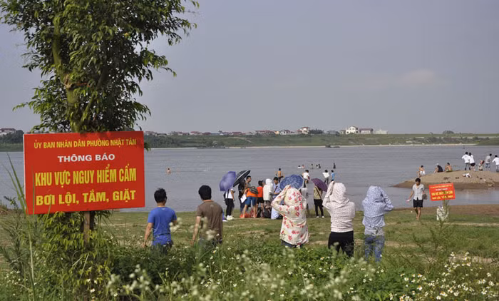 Biển báo được gắn trên cây ngay trước bãi để xe ai cũng có thể nhìn thấy được.