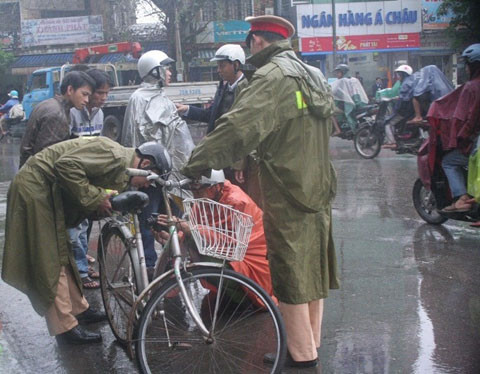 Tại hiện trường, chiếc xe đạp không bị hư hỏng nặng nhưng nạn nhân đã tử vong ngay sau đó Tại hiện trường, chiếc xe đạp không bị hư hỏng nặng nhưng nạn nhân đã tử vong ngay sau đó