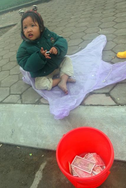 Em bé ngây thơ chưa hiểu gì về đồng tiền vẫn bị bắt ép ngồi vỉa hè xin tiền Em bé ngây thơ chưa hiểu gì về đồng tiền vẫn bị bắt ép ngồi vỉa hè xin tiền