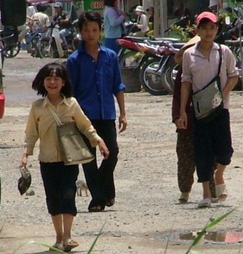 Bé gái 11 tuoir bị bọn chăn dắt đánh vì buổi sáng xin không đủ 130 ngàn (Ảnh Thanh Tùng – Bạn đọc) Bé gái 11 tuoir bị bọn chăn dắt đánh vì buổi sáng xin không đủ 130 ngàn (Ảnh Thanh Tùng – Bạn đọc)