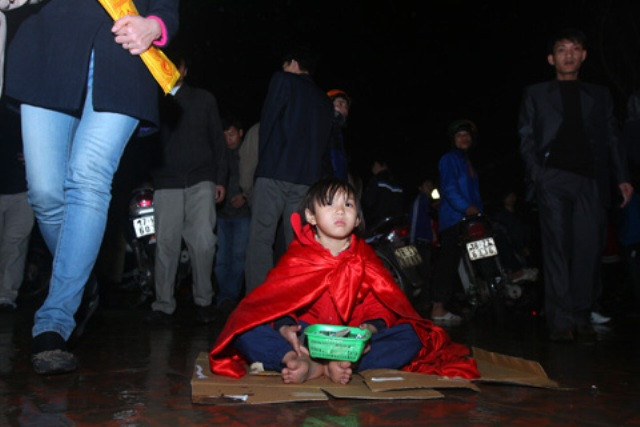 Ngồi thiền xin ăn ngay cổng đền Trần (Ảnh 24h) Ngồi thiền xin ăn ngay cổng đền Trần (Ảnh 24h)