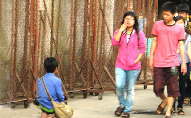 Cháu bé được "bảo kê" phân nhiệm vụ quỳ giữa đường xin tiền (Ảnh N.Nga VNN) Cháu bé được "bảo kê" phân nhiệm vụ quỳ giữa đường xin tiền (Ảnh N.Nga VNN)