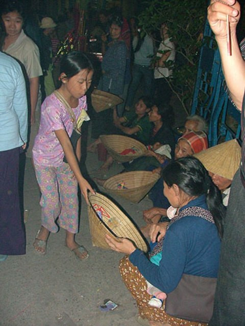 Điểm tập hợp sau một đêm hành xác "kiếm ăn" của nhóm cái bang (Ảnh Thái Tâm - Bạn đọc) Điểm tập hợp sau một đêm hành xác "kiếm ăn" của nhóm cái bang (Ảnh Thái Tâm - Bạn đọc)