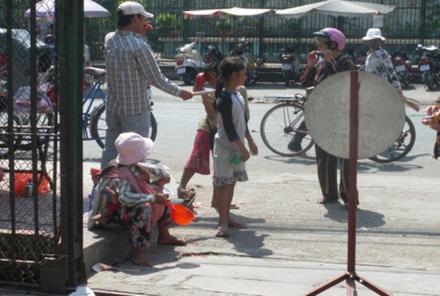 Cả nhà lớn trẻ đều "hành xác" xin tiền khách Cả nhà lớn trẻ đều "hành xác" xin tiền khách