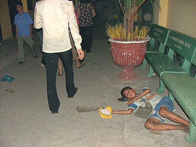 Khu vực ngoài cổng đền Trần trở thành sân chơi riêng cho lũ trẻ ăn mày (Ảnh 24h) Khu vực ngoài cổng đền Trần trở thành sân chơi riêng cho lũ trẻ ăn mày (Ảnh 24h)