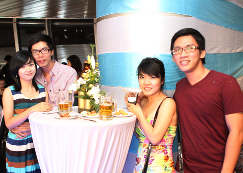 Những cặp đôi bên nhau trong giờ phút chuyển giao giữa hai năm. Những cặp đôi bên nhau trong giờ phút chuyển giao giữa hai năm.