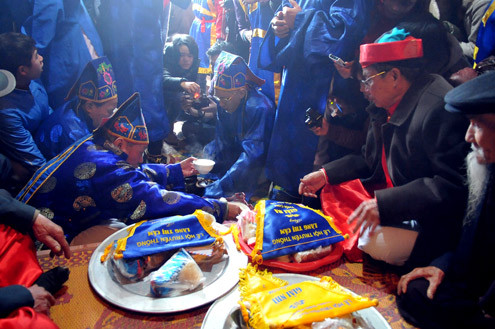 Cơm xới ra bát thắp hương và chấm điểm. Niêu nào cơm dẻo và thơm nhất sẽ đoạt giải nhất kèm theo phần thưởng trị giá vài chục nghìn đồng cùng cờ lưu niệm. Cơm xới ra bát thắp hương và chấm điểm. Niêu nào cơm dẻo và thơm nhất sẽ đoạt giải nhất kèm theo phần thưởng trị giá vài chục nghìn đồng cùng cờ lưu niệm.