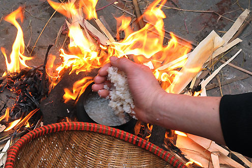 Theo truyền thống, dân làng thường nấu cơm bằng niêu đặt trên kiềng ba chân, đốt bằng rơm hoặc củi. Cơm nấu kiểu này thường được khen ngon hơn nhiều so với nấu kiểu công nghiệp thời hiện nay. Hạt cơm trắng và thơm nếu người nấu khéo léo xử lý ngọn lửa. Theo truyền thống, dân làng thường nấu cơm bằng niêu đặt trên kiềng ba chân, đốt bằng rơm hoặc củi. Cơm nấu kiểu này thường được khen ngon hơn nhiều so với nấu kiểu công nghiệp thời hiện nay. Hạt cơm trắng và thơm nếu người nấu khéo léo xử lý ngọn lửa.